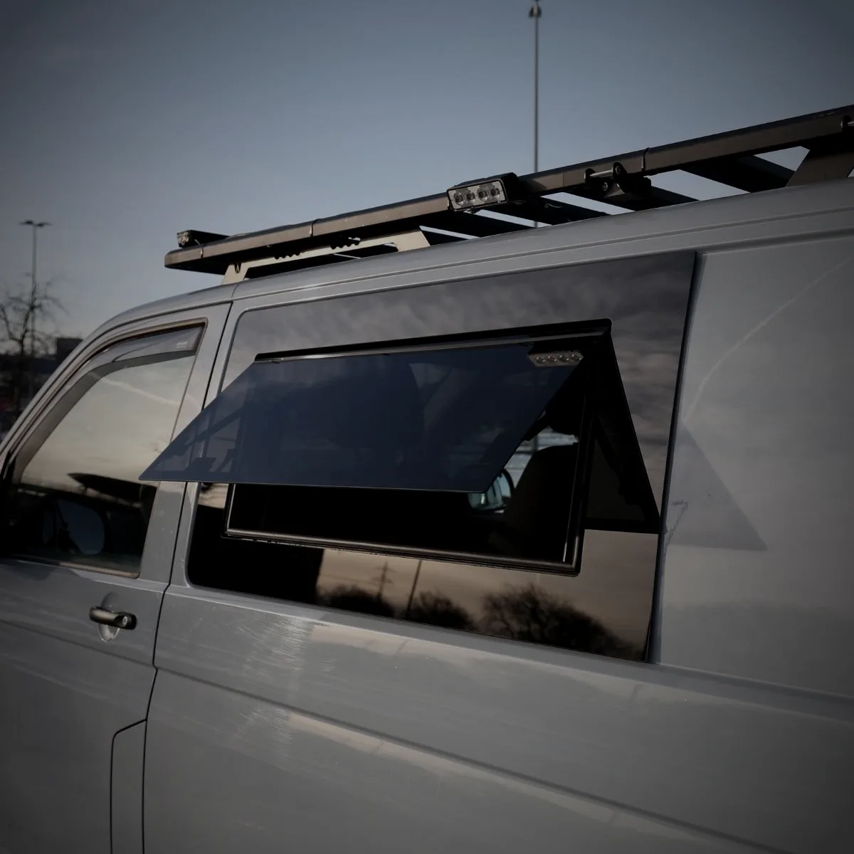 VEMOCA Ausstellfenster ausgestellt am VW Transporter